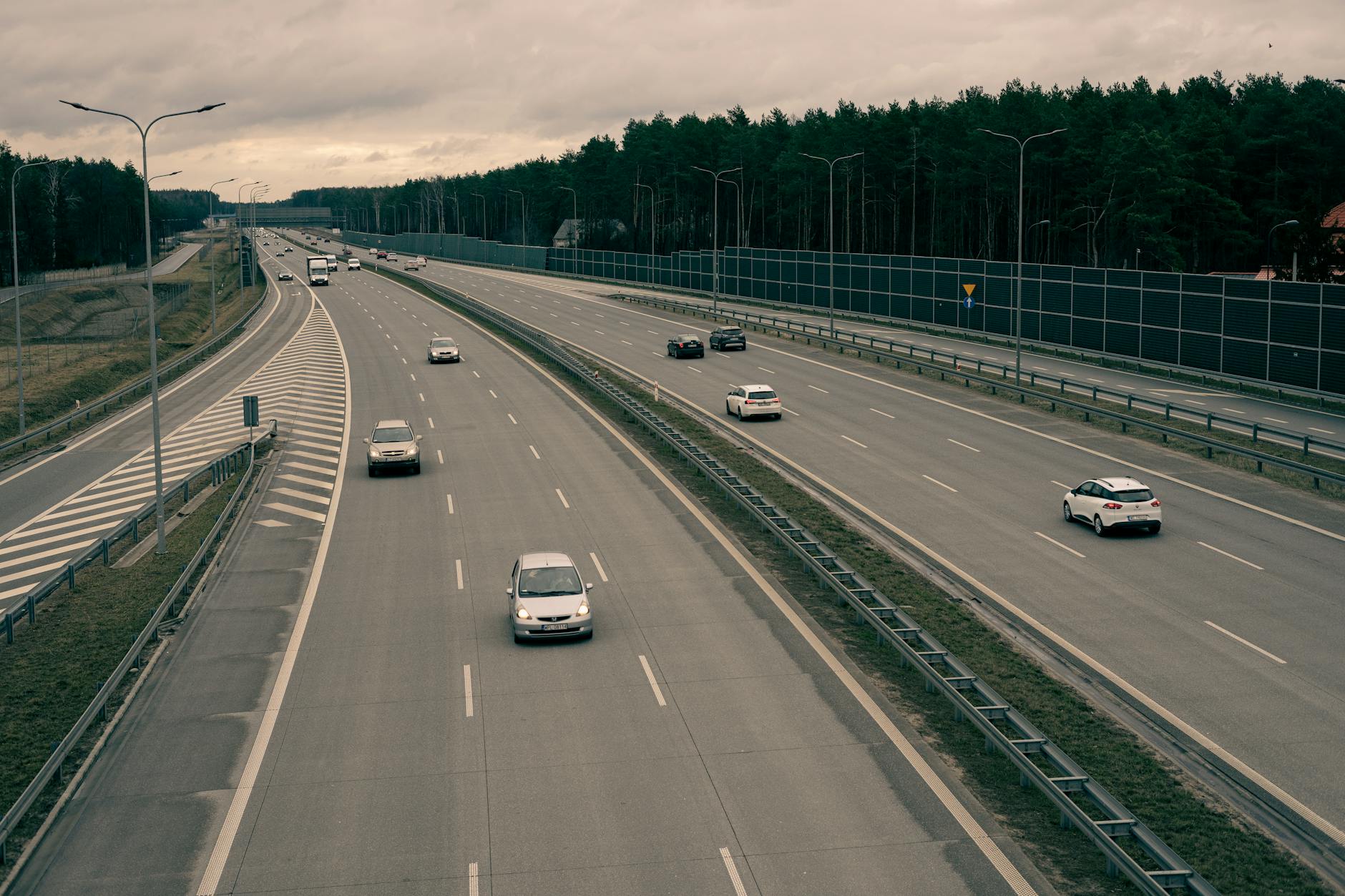 Korki na wielopasmowej trasie przez las w okolicach Warszawy