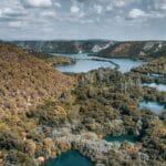 Panoramiczny widok z lotu ptaka na jeziora i lasy Parku Narodowego Krka
