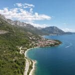 Podaca z lotu ptaka z górami i lazurowym morzem w Chorwacji