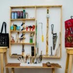 Warsztat majsterkowicza z narzędziami i materiałami do projektów DIY