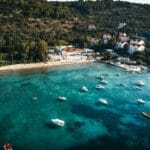 Widok z lotu ptaka na wyspę Koločep i turkusowe morze koło Dubrownika