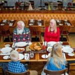 Wielopokoleniowa rodzina je wspólny posiłek w restauracji