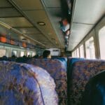 Wnętrze chorwackiego autobusu lokalnego z kolorowymi siedzeniami