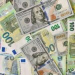 Kolorowy kolaż banknotów euro i dolarów symbolizujący wymianę walut