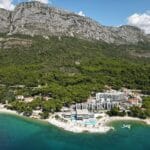 Podaca z lotu ptaka z wybrzeżem Adriatyku i zalesionymi górami