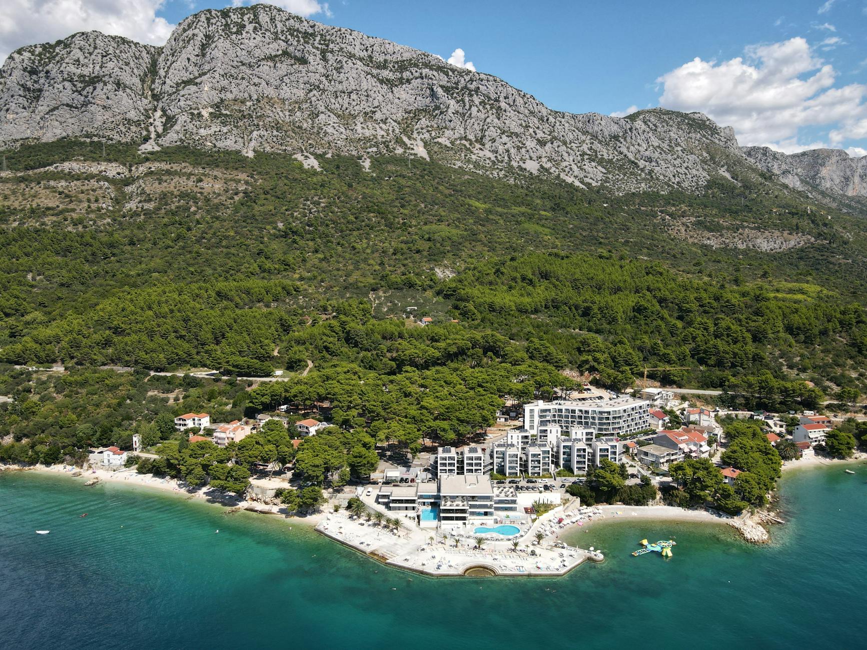 Podaca z lotu ptaka z wybrzeżem Adriatyku i zalesionymi górami