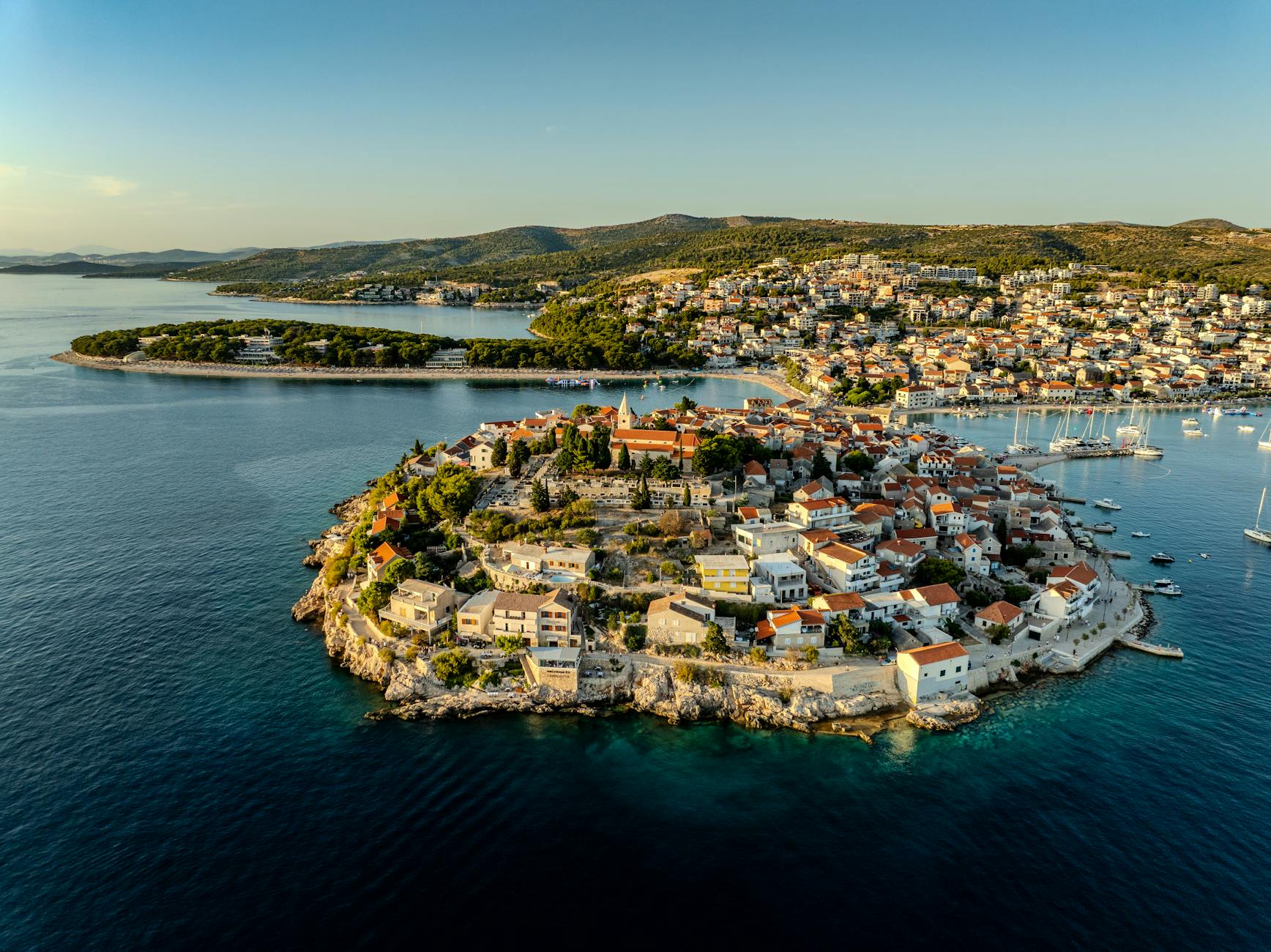 Powietrzne ujęcie chorwackiego miasteczka na półwyspie otoczonym turkusowym morz
