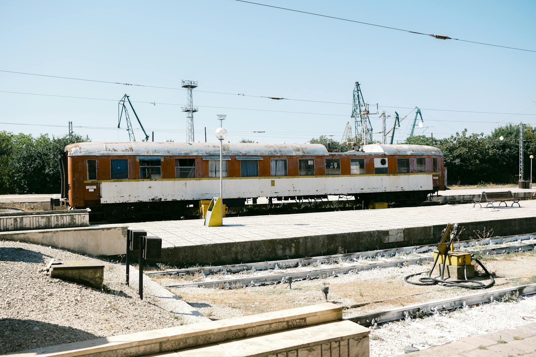 Stary wagon pasażerski na odkrytym peronie w Warnie latem