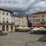 Zabytkowy rynek w Puli z kawiarnianymi ogródkami na świeżym powietrzu