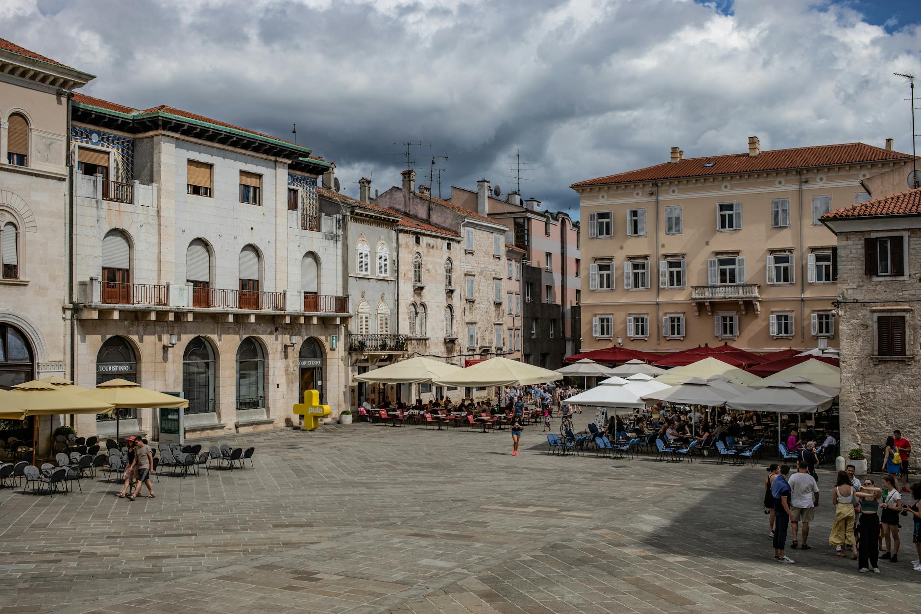 Zabytkowy rynek w Puli z kawiarnianymi ogródkami na świeżym powietrzu