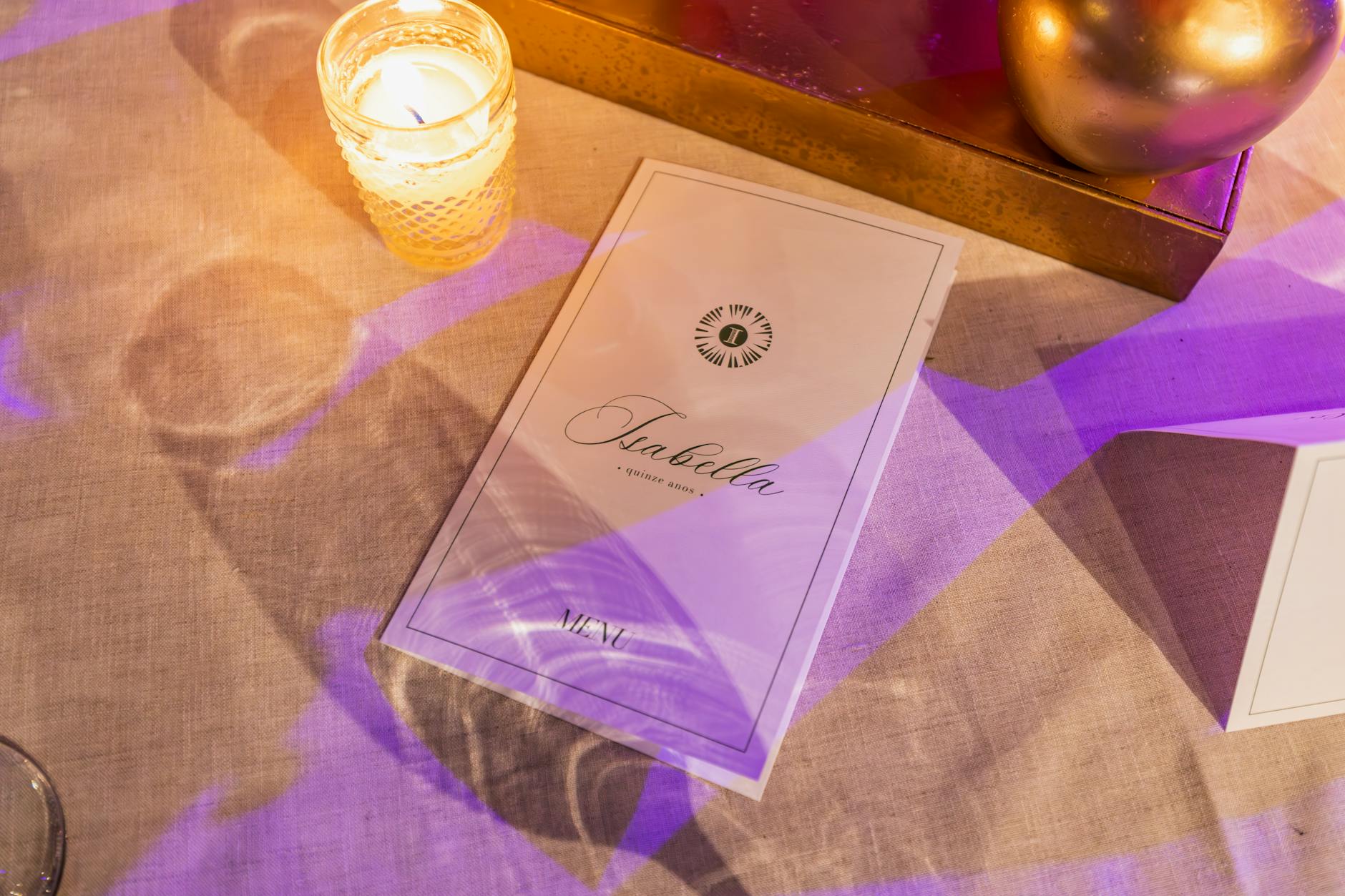 Elegancko nakryty stół w restauracji z menu i świecą