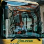 Kierowca prowadzi miejski autobus Pula w Chorwacji