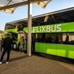 Pasażerowie wsiadają do zielonego autobusu FlixBus na dworcu w Chorwacji