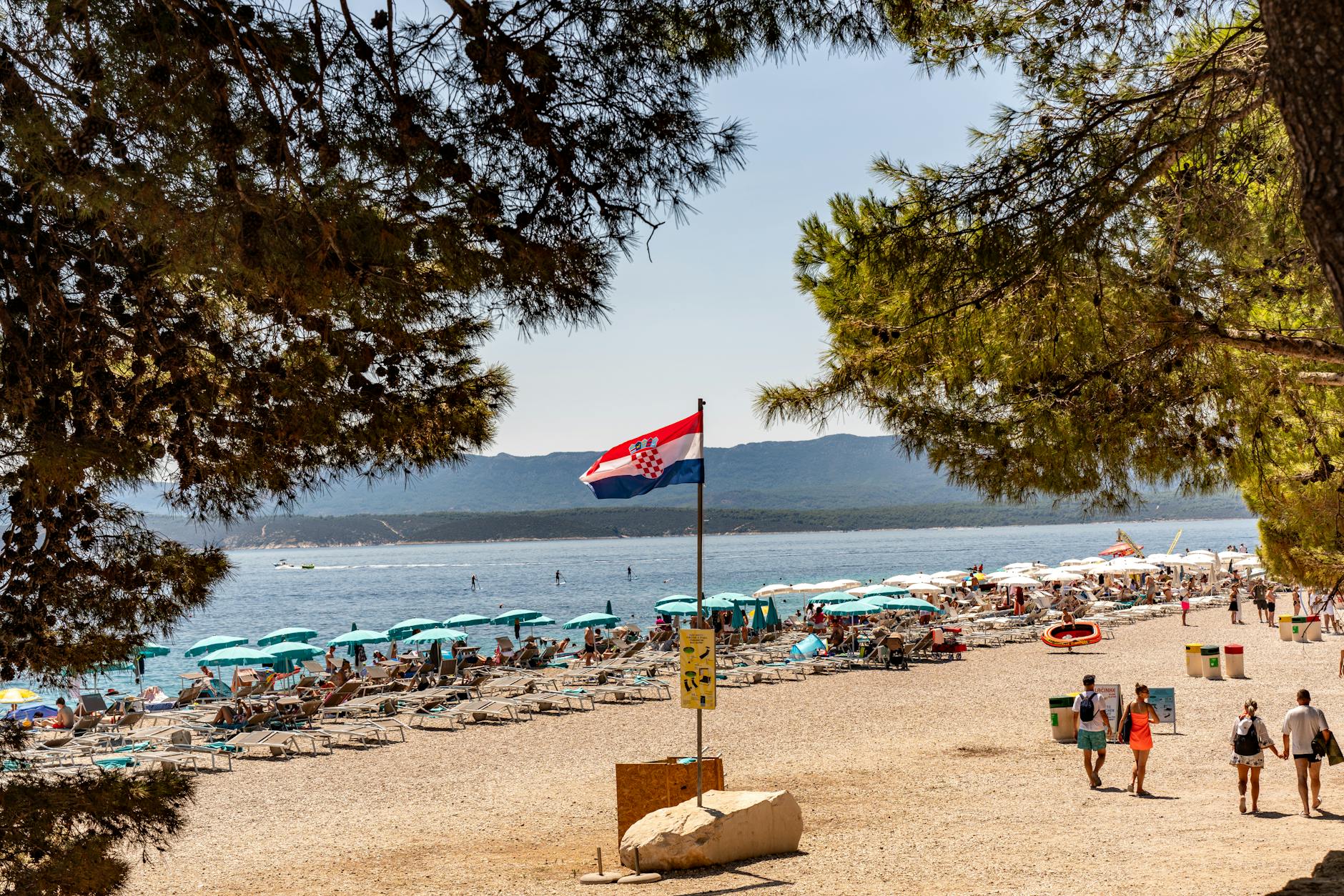 Plaża Zlatni Rat w Chorwacji z turkusowym morzem i plażowiczami