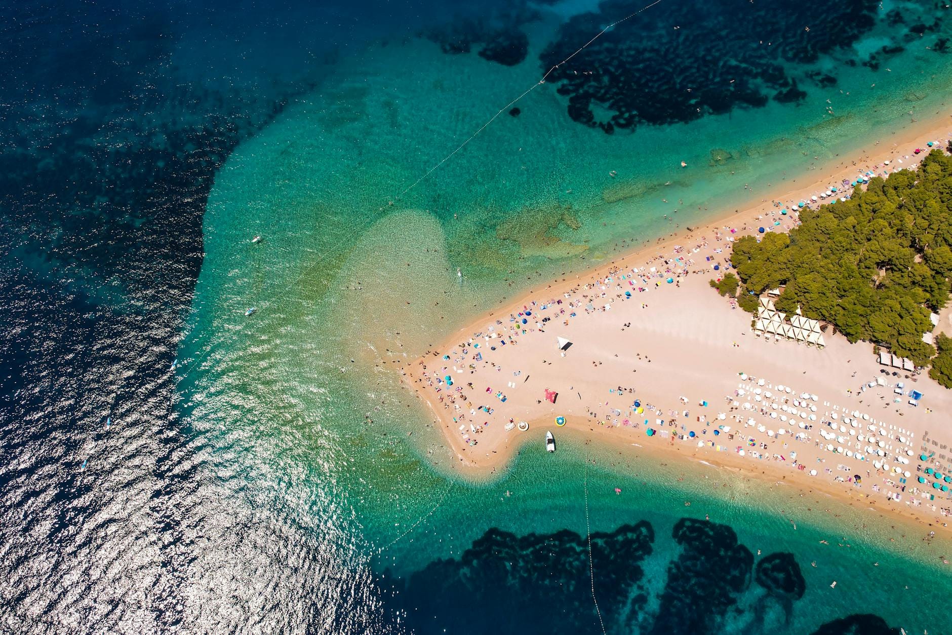 Plaża Zlatni Rat w Chorwacji z turkusowym morzem w słoneczny dzień