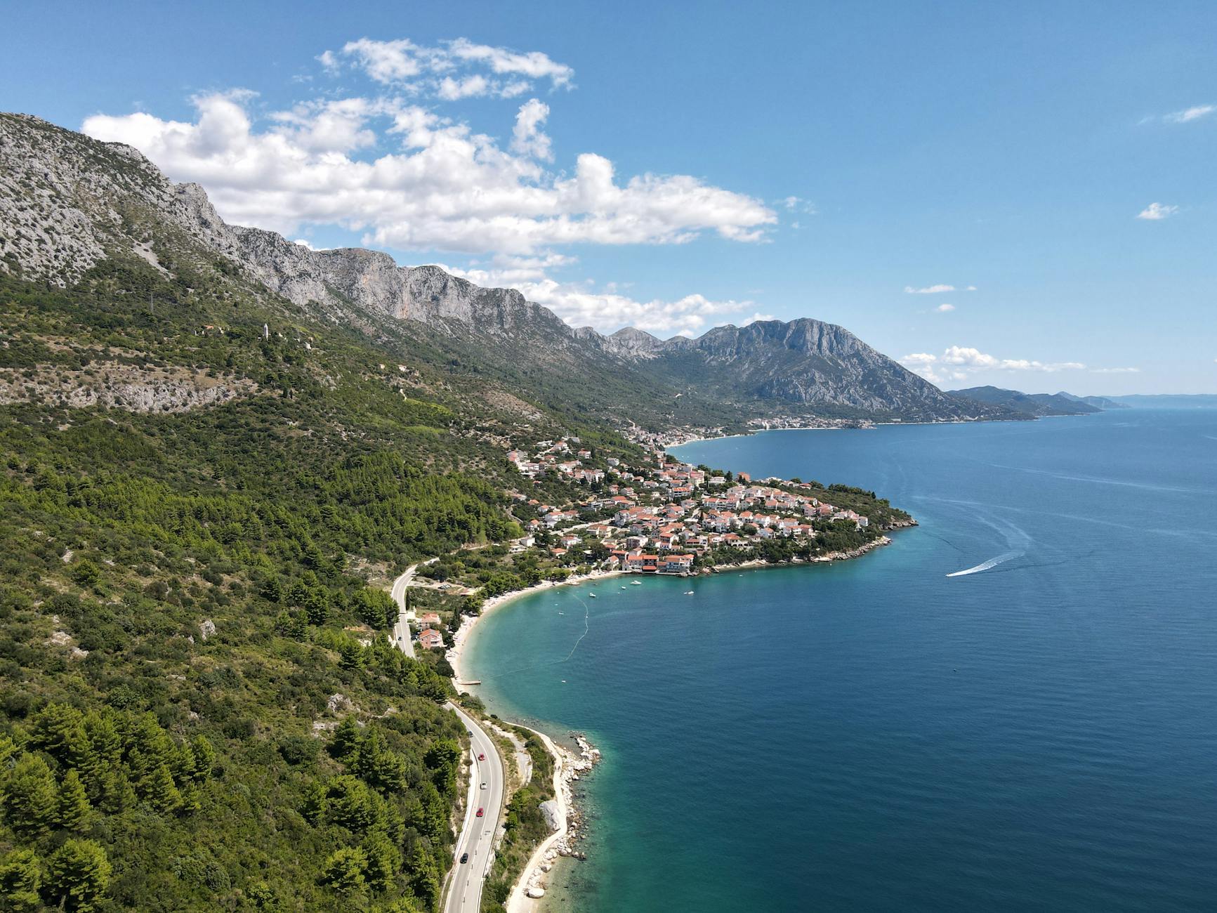 Podaca w Chorwacji z lotu ptaka, wybrzeże z górami i lazurowym morzem