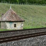 Stary dom przy torach kolejowych wśród winnic na wzgórzach