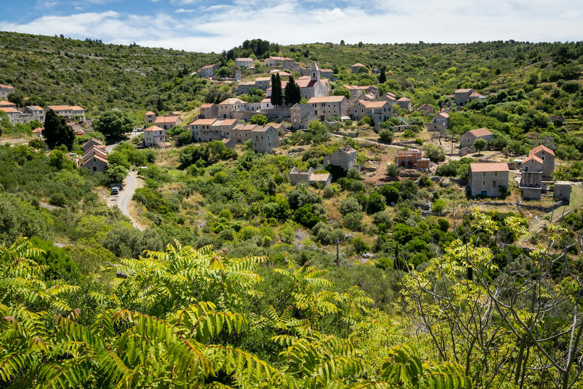 Tradycyjna wioska w zielonych wzgórzach Dalmacji jako cel bocznej trasy