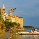 Statek Eko Rab zacumowany przy średniowiecznym nabrzeżu wyspy Rab