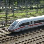 Szybki pociąg dużych prędkości na torach w słoneczny dzień