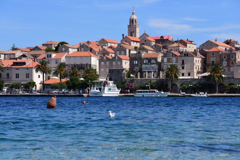 Korčula czy Hvar? Gdzie łatwiej znaleźć puste plaże i niższe ceny w lipcu