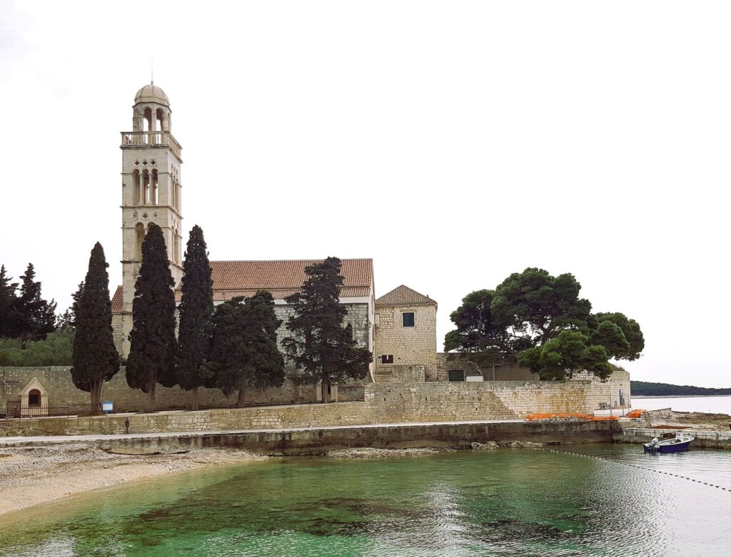 Korčula czy Hvar? Gdzie łatwiej znaleźć puste plaże i niższe ceny w lipcu