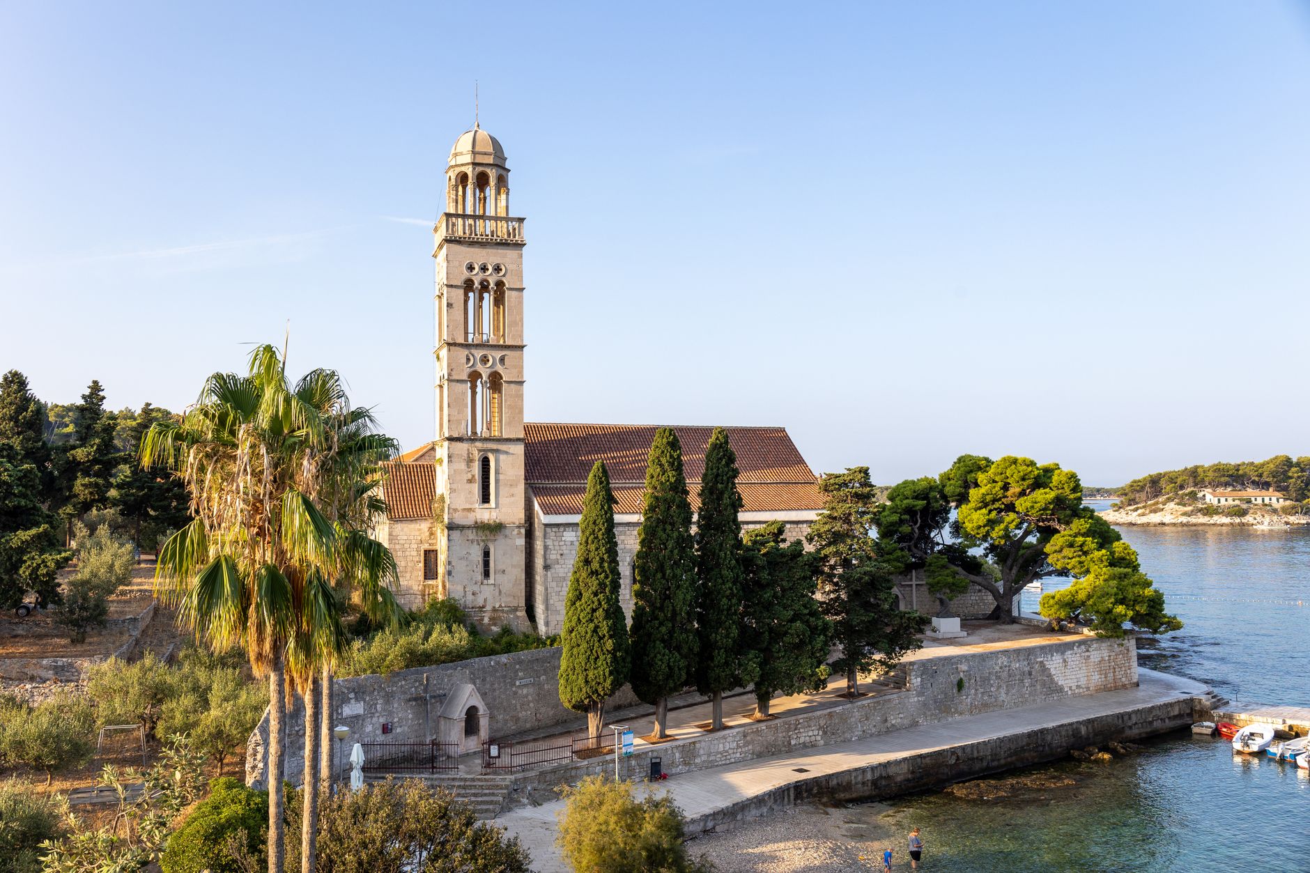 Korčula czy Hvar? Gdzie łatwiej znaleźć puste plaże i niższe ceny w lipcu