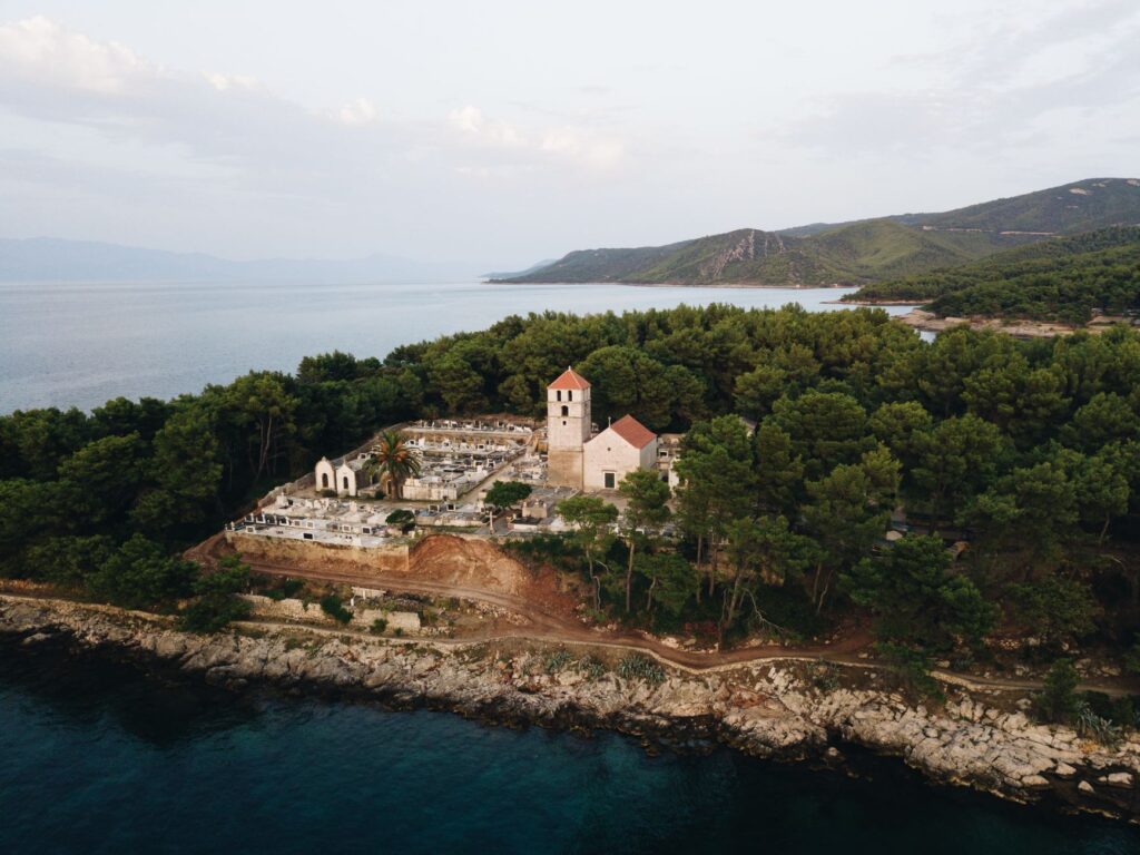 Korčula czy Hvar? Gdzie łatwiej znaleźć puste plaże i niższe ceny w lipcu