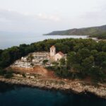 Korčula czy Hvar? Gdzie łatwiej znaleźć puste plaże i niższe ceny w lipcu