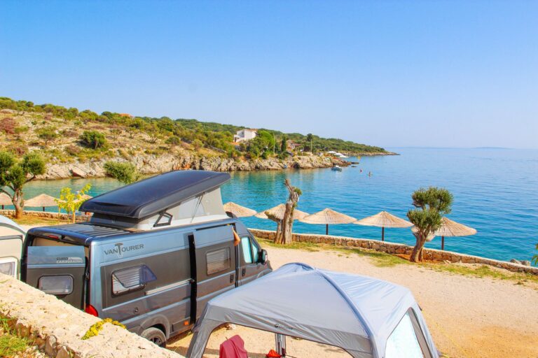 Kamper przy spokojnej plaży Adriatyku w Novalji w Chorwacji