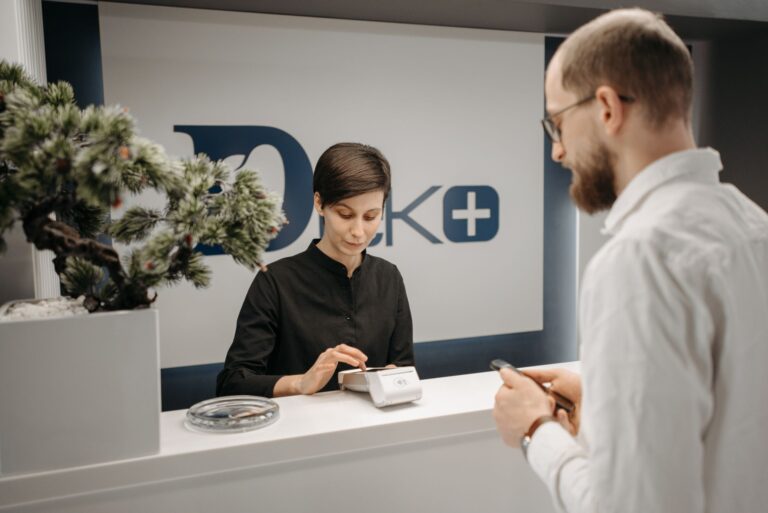 Płatność w euro w Chorwacji: słowniczek terminów bankomatowych i unikania DCC